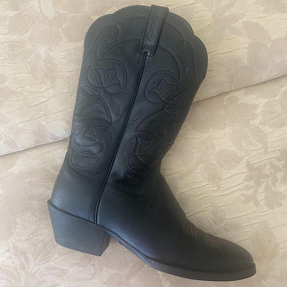 Ariat black cowboy boots size 6!
